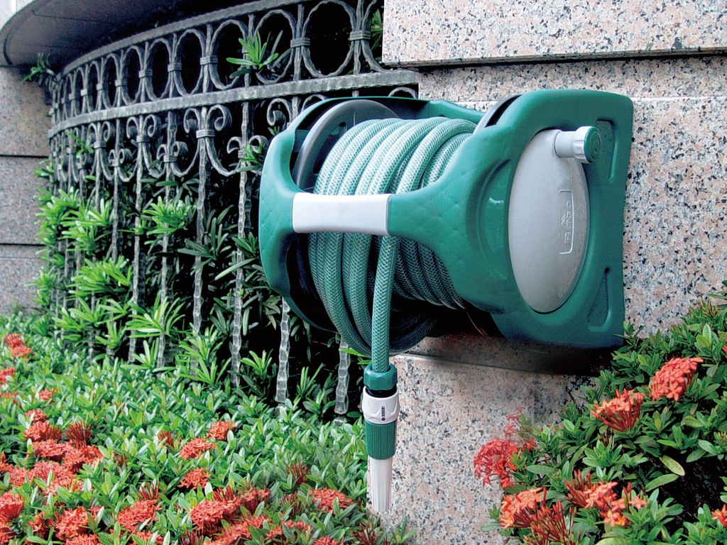 COMPACT GARDEN HOSE REEL SET