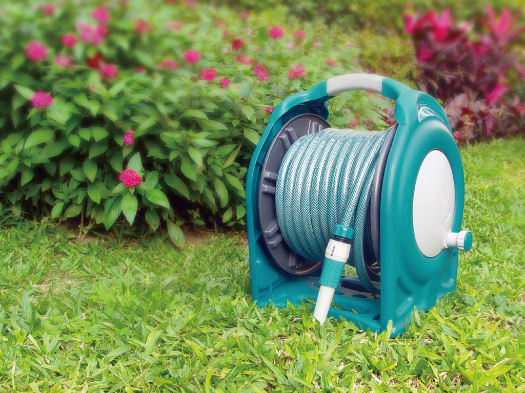 COMPACT GARDEN HOSE REEL SET